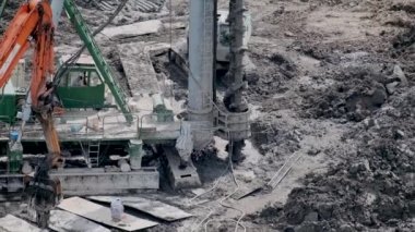 Sondaj aletli traktör, inşaat alanında toprağa sondaj yapıyor.. 