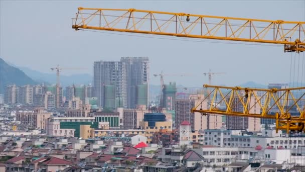 Grúa amarilla y edificio residencial en construcción en China — Vídeo de stock