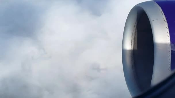 Uçaklar beyaz bulutların üzerinde bir uçak motoruyla gölgeleniyor.. — Stok video