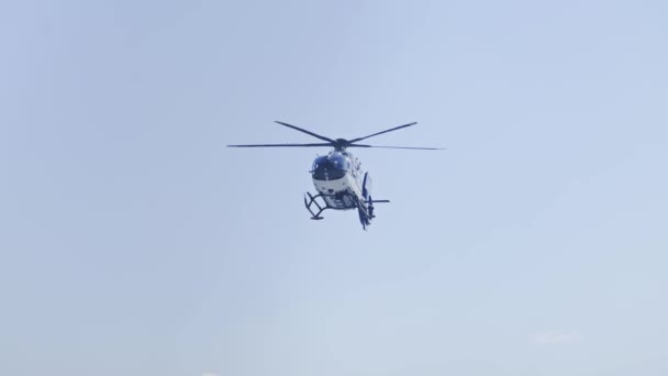 KIEV, UKRAINE. 15 DÉCEMBRE 2021 : L'hélicoptère de la police ukrainienne atterrit — Video