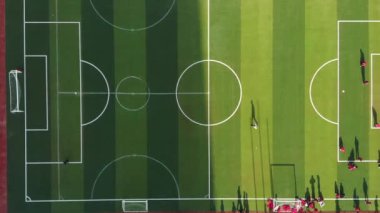 Öğrencilerle birlikte yeni futbol stadyumunun havadan görünüşü.
