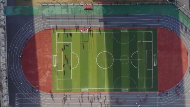 Vista aérea del nuevo estadio de fútbol con los estudiantes. — Vídeo de stock