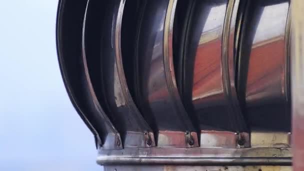 Ventilateur à turbine tournante en métal argenté sur le toit. — Video
