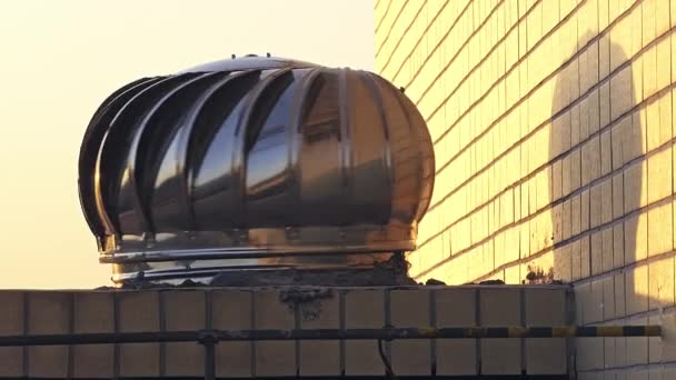 Kovový stříbrný turbínový ventilátor na střeše. — Stock video