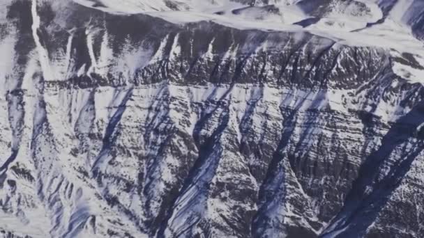 Zbliżenie zimowego krajobrazu pokrytych śniegiem gór — Wideo stockowe