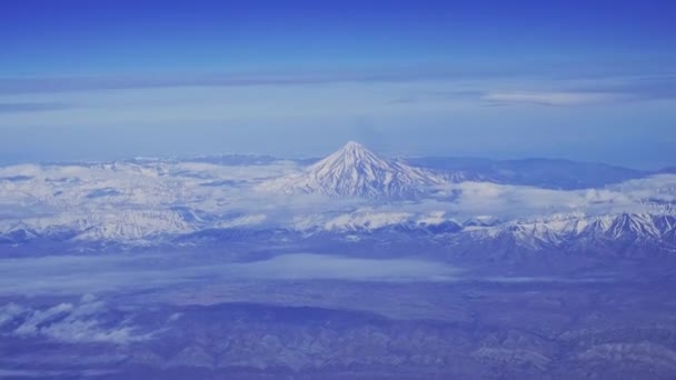 Aerial view on highest stratovolcano in Western Asia and Iran mountain Damavand — Vídeos de Stock