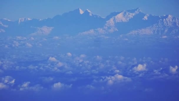 Προβολή από κοντά της κεραίας στην οροσειρά Himalaya με το Everest. — Αρχείο Βίντεο