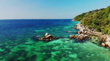 Turkuaz bir deniz ve kayalık plajın insansız hava aracı görüntüleri..