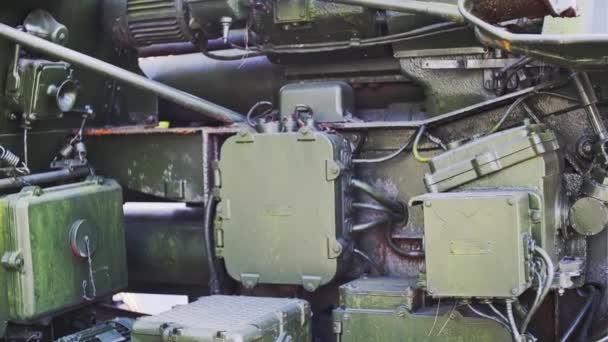 ภาพระยะใกล้ของชิ้นส่วนโลหะสีเขียวภายนอกสุ่มของอุปกรณ์ทางทหาร . — วีดีโอสต็อก