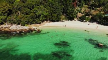 Turkuaz bir deniz ve kayalık plajın insansız hava aracı görüntüleri..