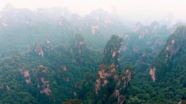 Zhangjiajie 'nin bulutlu bir gününde drone görüntüleri.