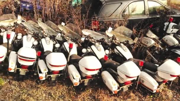 Raws of discarded police motorcycles in the junkyard. — Vídeos de Stock