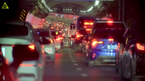 Dopravní zácpa v osvětleném tunelu — Stock video
