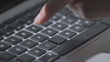 Genç bir adamın eli daktilo yazmakla meşgul.. 