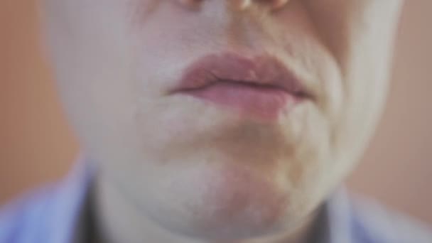 Hombre Está Limpiando Sus Dientes Usando Sus Labios Comprueba Sus — Vídeo de stock