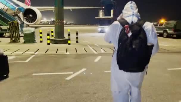 Chinese Passagier Toerist Reiziger Landingsbaan Van Luchthaven Covid Uniformen Hoge — Stockvideo