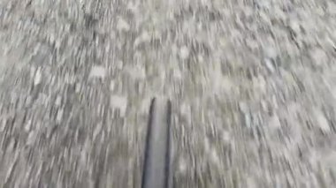 Kayalık yolda giden bir dağ bisikletinin ön tekerleği. Dönen tekerlek ve yüksek bujili lastik izleri. Ekstrem sporlar. Yüksek kalite 4k görüntü