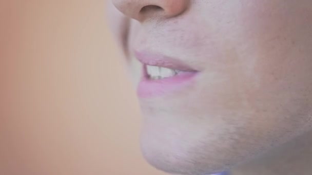 Άνθρωπος Καθαρίζει Δόντια Του Χρησιμοποιώντας Χείλη Του Και Ελέγχει Δόντια — Αρχείο Βίντεο