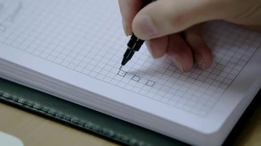 Kafkas erkek eli mandıradaki kutuları işaretliyor. İş adamının not defterine not aldığı yakın plan. Yana kayan dolly yüksek kalite 4K görüntü.