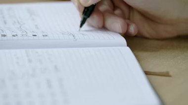 Kafkas erkek eli bir mandırada notlar alıyor. İş adamının not defterine not aldığı yakın plan. Yüksek kaliteli 4K görüntüler..