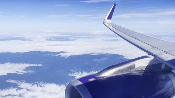 Widok Białych Chmur Lądu Skrzydłem Turbiną Samolotu Nad Chmurami Szeroki — Wideo stockowe