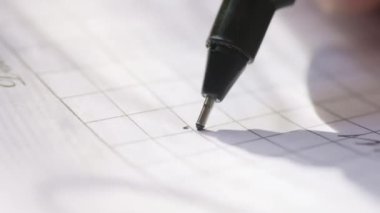 Beyaz tenli erkeklerin elinde siyah kalem olması kağıtta bir basamaktır. Görevi başarıyla tamamlama kavramı, bir numara olma kavramı. Süper makro sabit, yüksek kalite 4K görüntü.