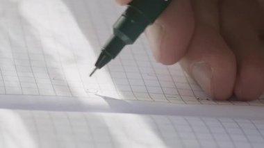 Beyaz erkekler siyah kalemle kağıt üzerinde notlar tutuyorlar. Bir görev ya da bir gün planlama kavramı. Süper makro doli yana hareket ediyor. Yüksek kalite 4K görüntü..
