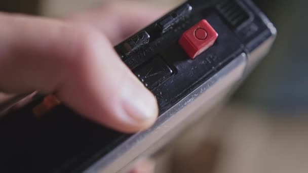 Uomo Dito Premendo Alcuni Pulsanti Vecchio Lettore Cassette Vintage Retrò — Video Stock