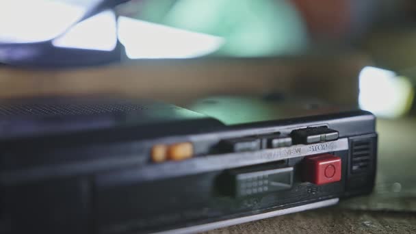 Een Oude Bekraste Stoffige Audio Cassette Recorder Garage Looped Bewegende — Stockvideo