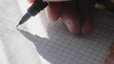 Beyaz erkekler siyah kalemle kağıt üzerinde notlar tutuyorlar. Bir kalemin gölgesiyle güneşli bir gün. Bir görev ya da bir gün planlama kavramı. Süper makro doli yana hareket ediyor. Yüksek kalite 4K görüntü..