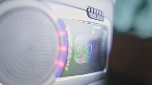 Vieux Magnétophone Gris Rayé Poussiéreux Dans Garage Looped Déplacement Latéral — Video