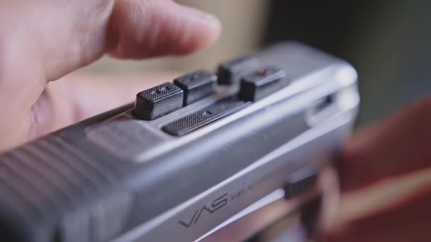 Hombre Dedo Presionando Algunos Botones Viejo Reproductor Cintas Cassette Vintage — Vídeo de stock