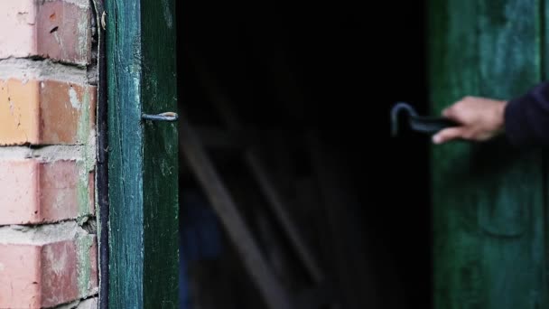 Кавказцы Закрывают Деревянную Дверь Доме Запертом Крючок Деревянная Дверь Окрашена — стоковое видео