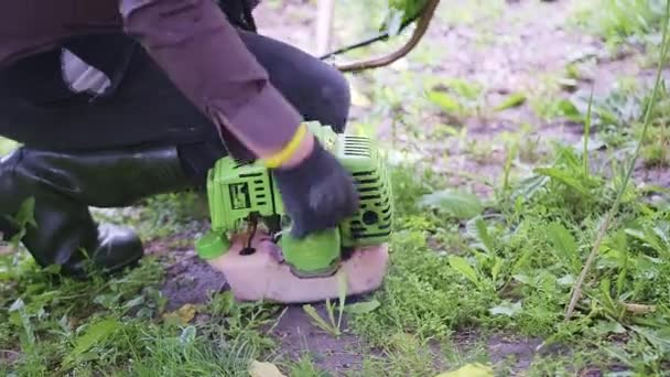 Primer Plano Hombre Que Enciende Con Una Cortadora Césped Verde — Vídeo de stock