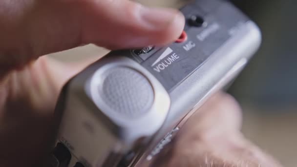 男人用一个带轮子的老式老式盒式磁带唱机来来回回地转动音量 高质量的4K镜头 — 图库视频影像