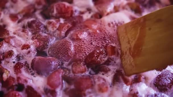 Der Prozess Der Herstellung Von Erdbeermarmelade Eigenen Saft Unter Zugabe — Stockvideo
