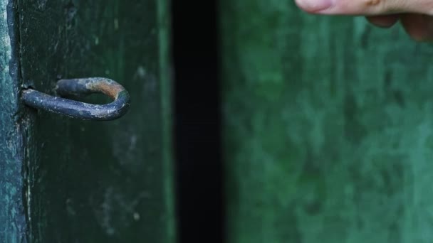 Zbliżenie Białasów Zamyka Drewniane Drzwi Domu Zamkniętym Haku Drewniane Drzwi — Wideo stockowe