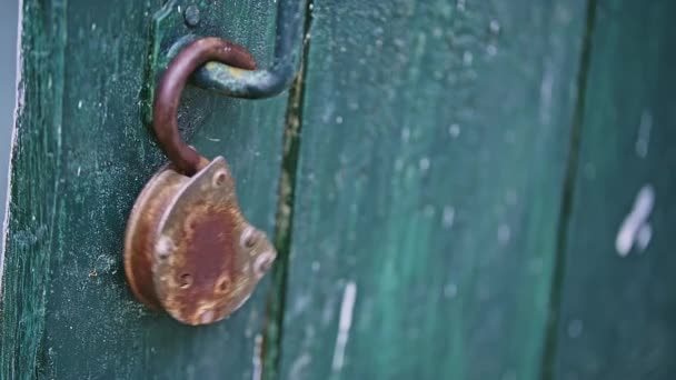 Macro Close Old Padlock Hanging Swinging Green Wooden Door Steady — Stockvideo