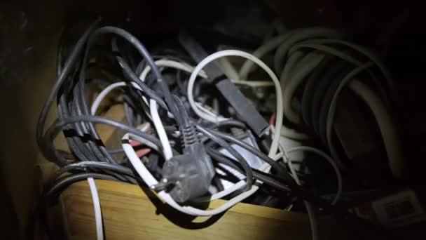 Konsep Mencari Sesuatu Tumpukan Kabel Tua Garasi Dengan Senter Aksi — Stok Video
