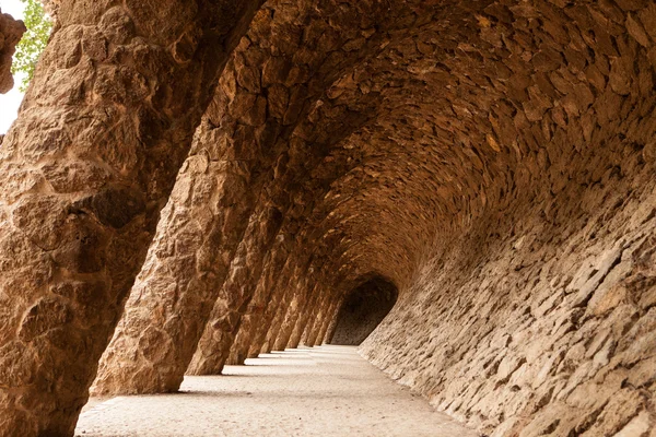 Park Guell, Barcelona, Catalunha, Espanha, Antonio Gaudi, arquitetura, edifício, arco único — Fotografia de Stock