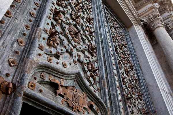 Barcelona, Catalan, Catalonia, Spain, architecture, interesting detail, gothic entrance to the cathedral — Stock Photo, Image