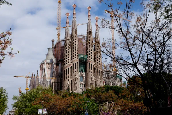 Barcelona, Sagra de Familia Antonio Gaudi, interiér, galerie,? olonnade, sochařství — Stock fotografie
