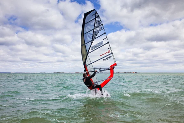 Windsurfen, Sport, Segel, Mast, Brett, Meer, Horizont, Geschwindigkeit, Wind, Antrieb, Unterhaltung, Meereslandschaft, Wolken, Wolken, Wellen — Stockfoto