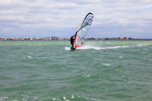 Planche à voile, sport, voile, mât, planche à voile, mer, horizont, vitesse, vent, entraînement, divertissement, paysage marin, nuages, nuages, vagues — Photo