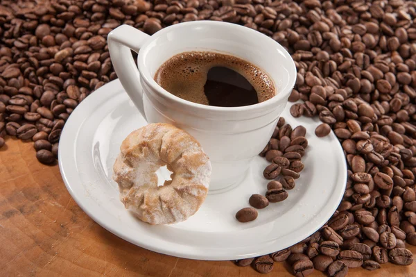 Cup of coffee with biscuits circular and coffee beans — Stock Photo, Image