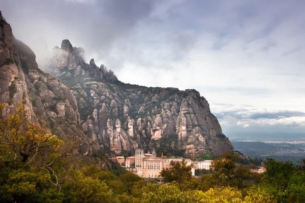 Barcelona, España, Monasterio de Montserrat, símbolo patriótico y centro de peregrinación de Cataluña . — Foto de Stock