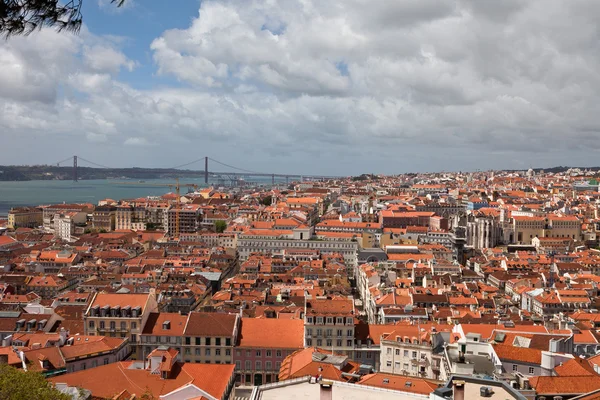 Portugal, Lisboa, plataforma de observação, paisagem urbana, estilo português, telhados vermelhos — Fotografia de Stock