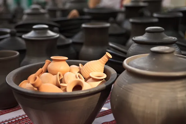tabak, bardak ve sürahi vernissage üzerinde
