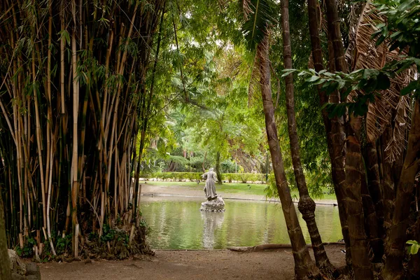 Barcelona, Katalonien, Spanien, Garten, See, Skulptur — Stockfoto