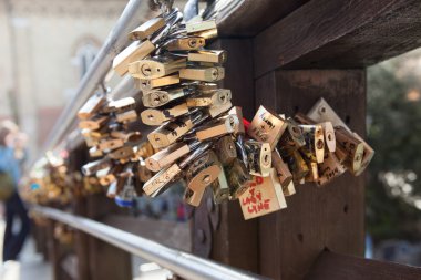 Venedik rialto bridge - köprü sevgili. sevginin sembolü olarak kilitler.